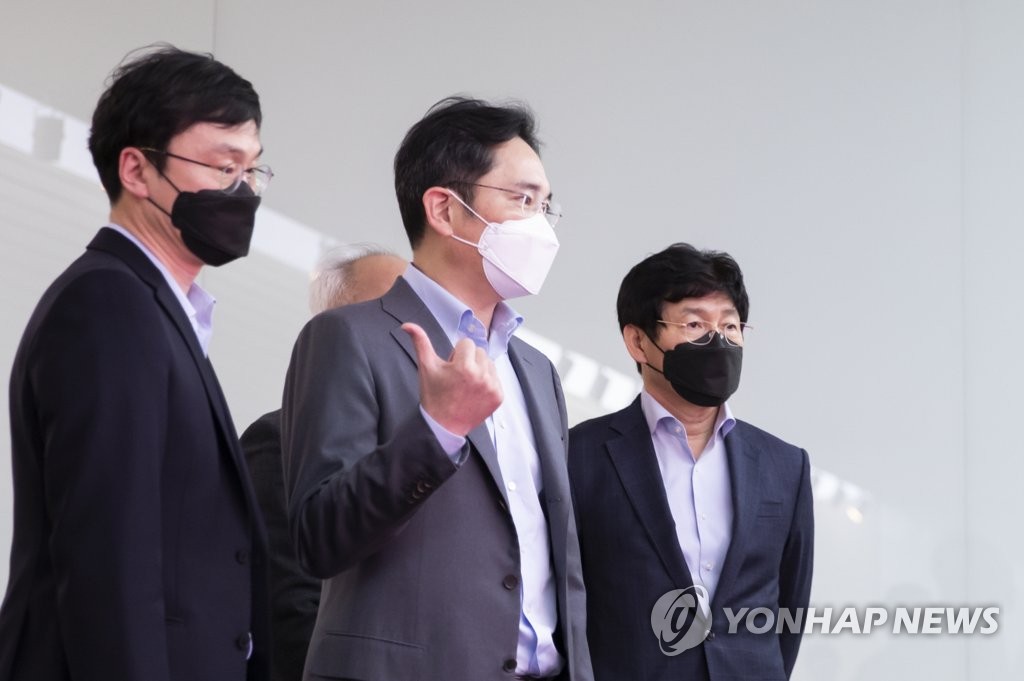 Samsung heir visits research center, stresses future tech development