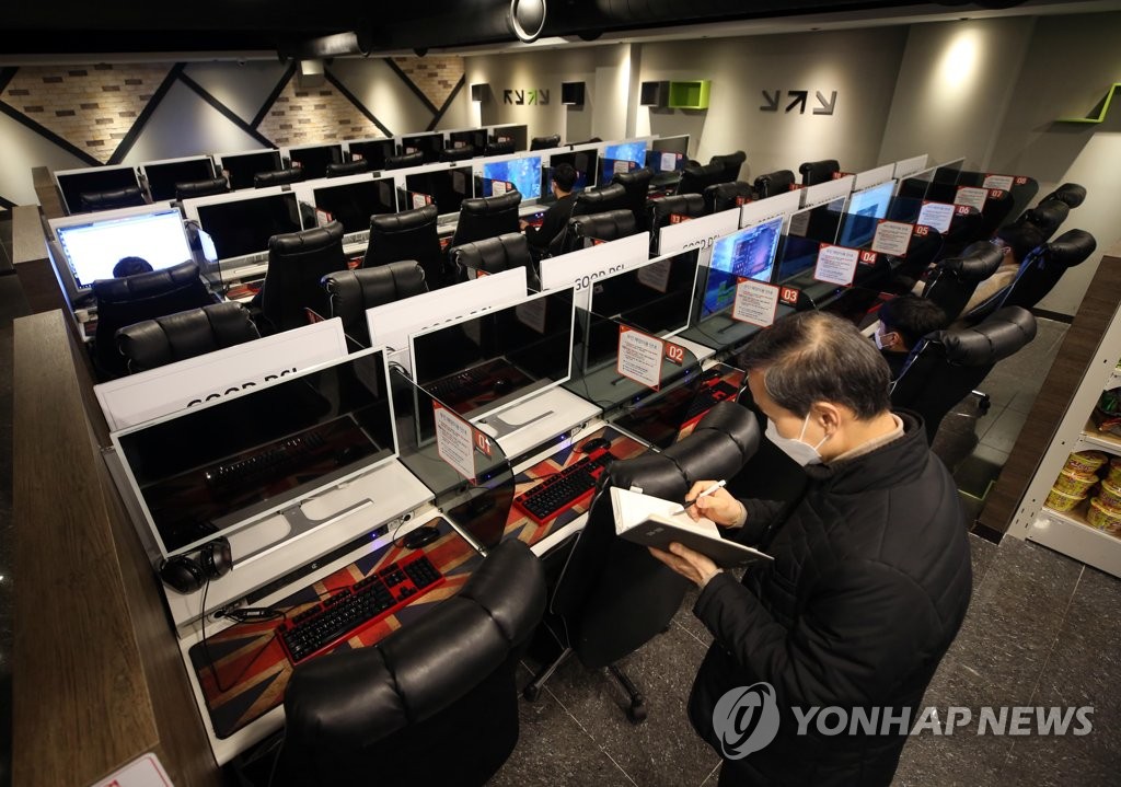 A civil servant inspects the quarantine measures taken at an internet cafe, or "PC bang," in Daegu, amid the novel coronavirus outbreak on March 24, 2020. (Yonhap)