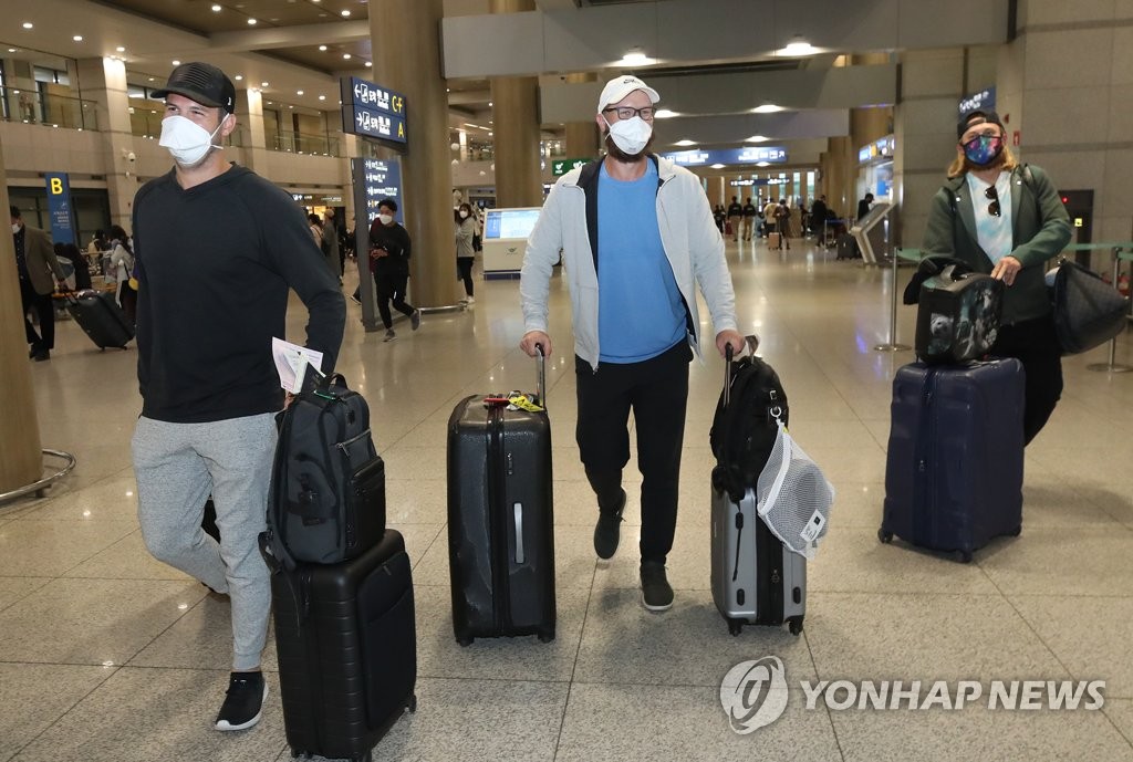 From left: Kiwoom Heroes' American players, Jake Brigham, Eric Jokisch and Taylor Motter arrive at Incheon International Airport in Incheon, west of Seoul, on March 26, 2020. (Yonhap)