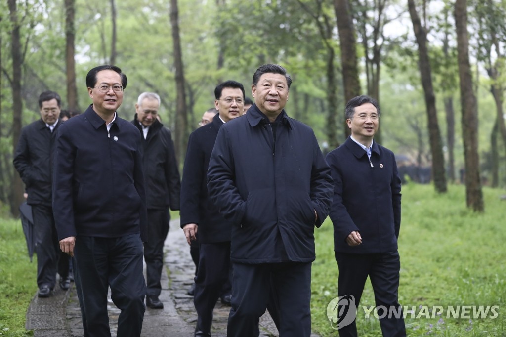 마스크 없이 저장성 국가습지공원 걷는 시진핑