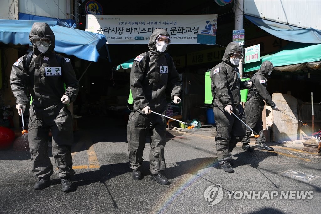 Military personnel from the Army's 50th Division spray disinfectant as part of quarantine work at a traditional market in Daegu city in southeastern South Korea on April 8, 2020. (Yonhap)