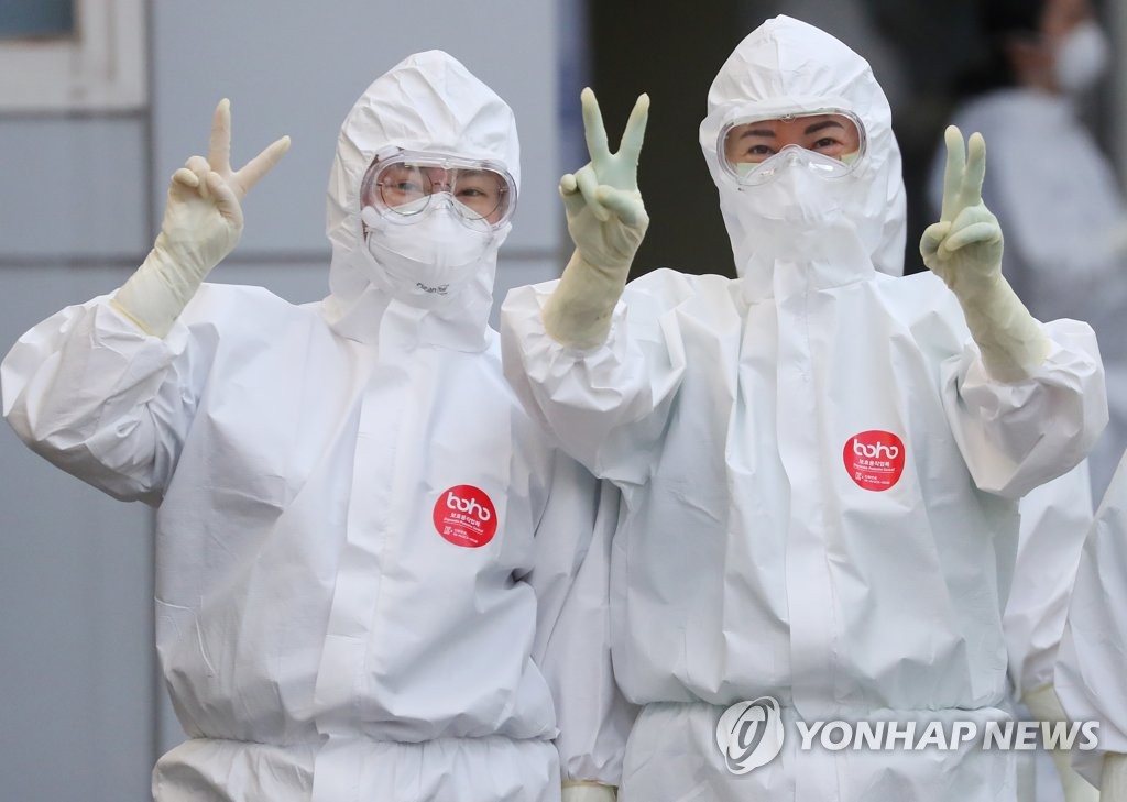 Medical workers in protective suits pose for a photo at a hospital in Daegu on April 10, 2020. (Yonhap)