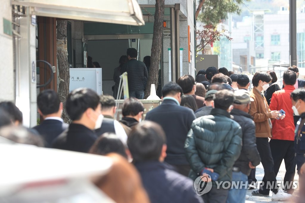 Voters queue in front of a Seoul polling station during lunchtime on April 10, 2020. (Yonhap)