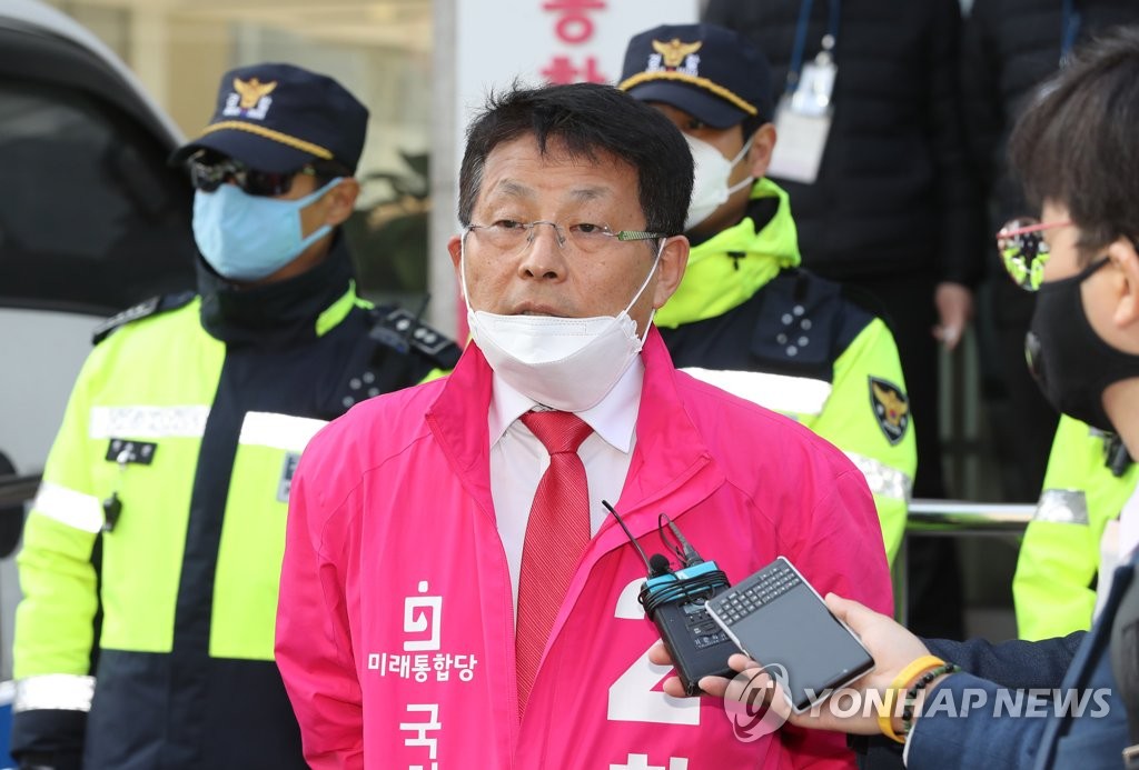 This photo, taken on April 10, 2020, shows Cha Myeong-jin, a candidate of the main opposition United Future Party running in Bucheon, west of Seoul. (Yonhap)