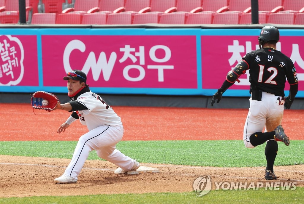 In this file photo from April 12, 2020, KT Wiz first baseman Kang Baek-ho (L) receives a throw during an intrasquad game at KT Wiz Park in Suwon, 45 kilometers south of Seoul. (Yonhap)