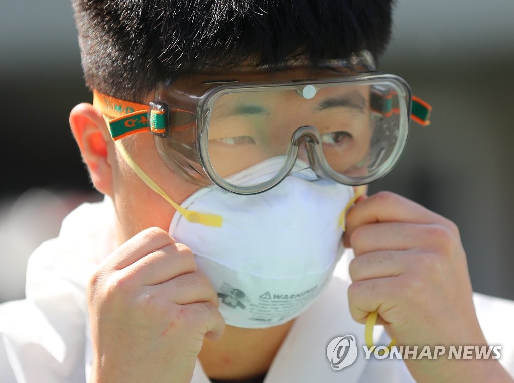 大邱市内の高校で、陸軍の兵士が防疫作業のためにゴーグルとマスクをつけている（資料写真）＝（聯合ニュース）