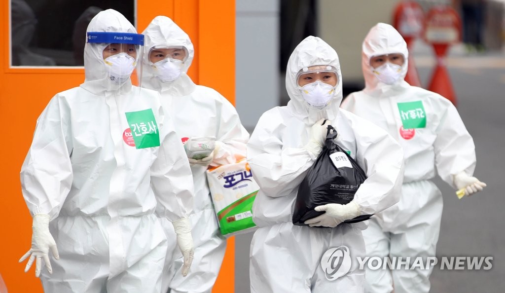 Medical workers get ready to enter a special ward for coronavirus patients at Keimyung University Daegu Dongsan Hospital in the southeastern city of Daegu on April 19, 2020. (Yonhap)
