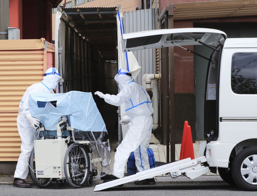 코로나19 환자 이송하는 일본 보건당국자