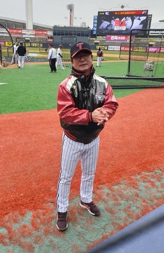 LG Twins manager Ryu Joong-il speaks to reporters before a Korea Baseball Organization preseason game against the KT Wiz at KT Wiz Park in Suwon, 45 kilometers south of Seoul, on April 22, 2020. (Yonhap)