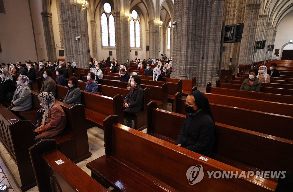 A Catholic Mass takes place at Myeongdong Cathedral in central Seoul on April 23, 2020. (Yonhap)