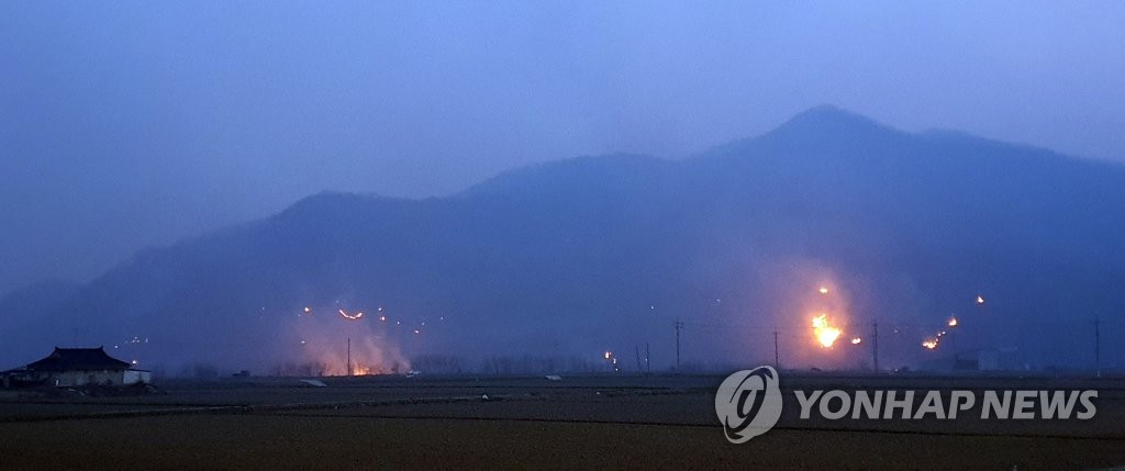 Firefighters struggle to contain mountain fire in southeastern S. Korea