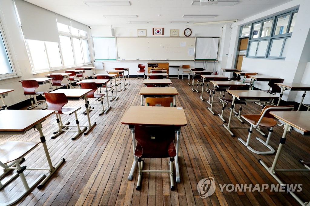 ソウル市内の高校の教室。机が間隔を空けて１列ずつ並べられている（資料写真）＝（聯合ニュース）