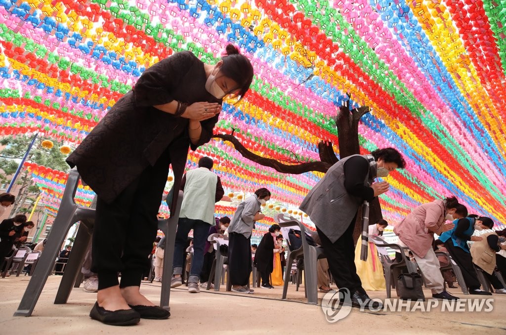 Buddhist followers wearing protective masks attend a service at Joggye Temple in central Seoul on April 30, 2020. (Yonhap)