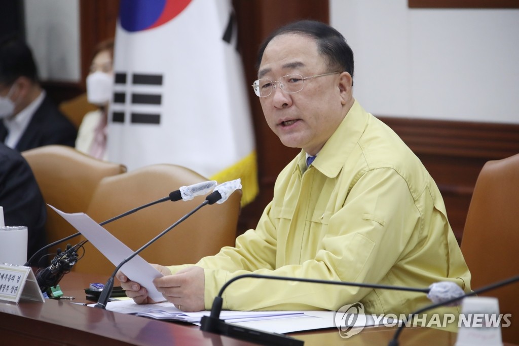Finance Minister Hong Nam-ki speaks at a meeting with economy-related ministers in Seoul on May 7, 2020. (Yonhap) 