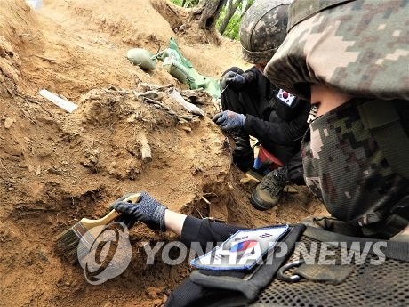 La imagen, proporcionada, el 8 de mayo de 2020, por el Ministerio de Defensa surcoreano, muestra a unos soldados excavando los restos de lo que se cree que es un soldado surcoreano muerto en la Guerra de Corea de 1950-53, en la alcarria Arrowhead, situada en la Zona Desmilitarizada, en la comarca fronteriza de Cheorwon. Desde que el Ejército reanudó, el 20 de abril de 2020, el proyecto de excavación para este año, se encontraron, en total, 23 piezas óseas y 3.426 artículos en la alcarria; el campo de batalla más encarnizado del conflicto, que duró 3 años. (Prohibida su reventa y archivo)
