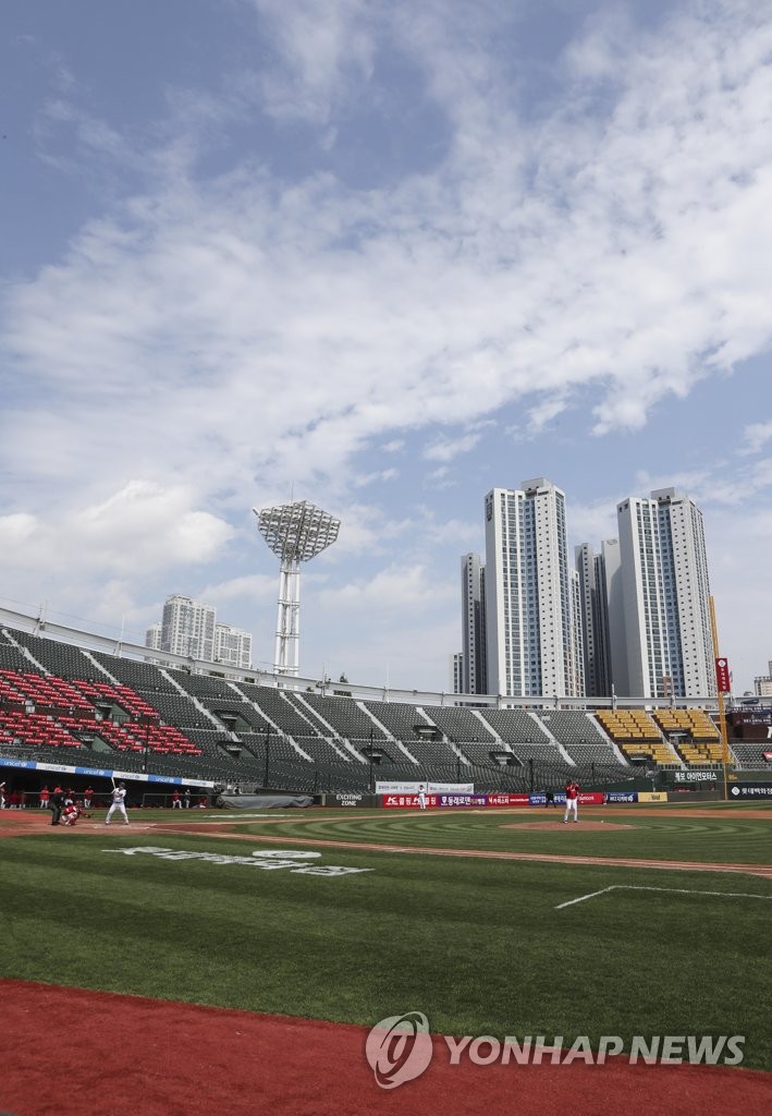 This file photo, from May 10, 2020, shows a Korea Baseball Organization regular season game between the home team Lotte Giants and the SK Wyverns at an empty Sajiki Stadium in Busan, 450 kilometers southeast of Seoul. (Yonhap)
