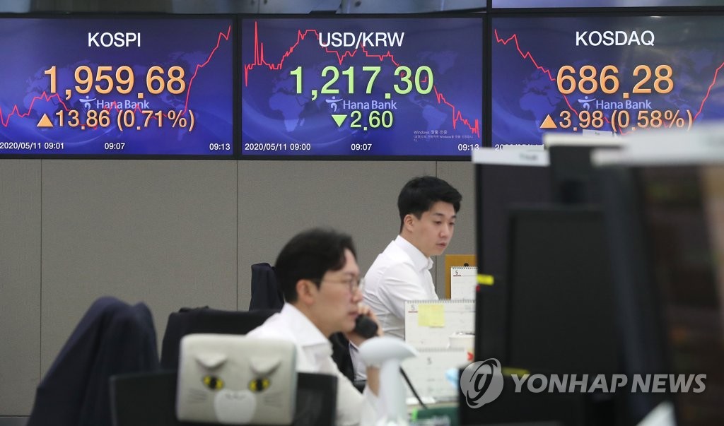 Seoul stocks trade higher late Monday morning