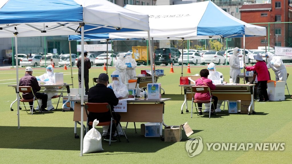 Health workers conduct virus tests on residents in the Michuhol district in Incheon on May 13, 2020, after a virus patient visited a church there. (Yonhap)