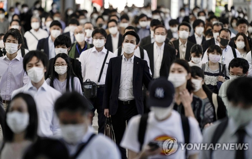 코로나19 예방 마스크 착용한 도쿄 통근자들
