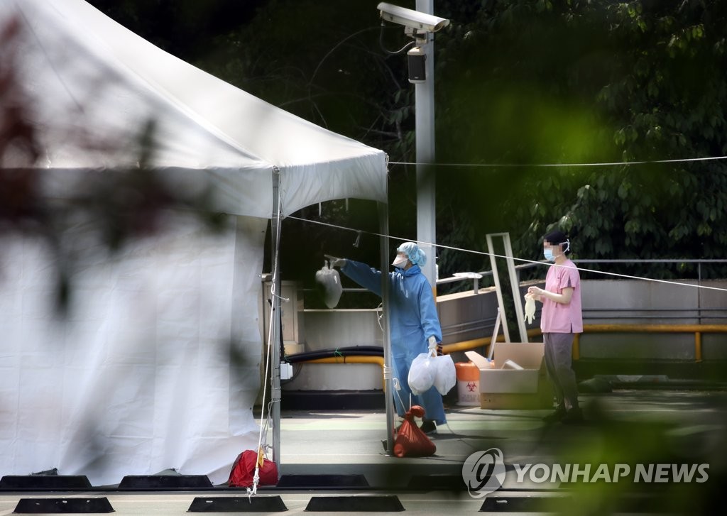 This photo, taken on May 21, 2020, shows health workers at an outdoor coronavirus testing center of Samsung Medical Center in southern Seoul. (Yonhap)