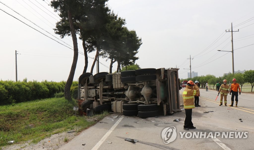 사고 난 25t 덤프트럭 | 연합뉴스 사고 난 25T 덤프트럭 | 연합뉴스