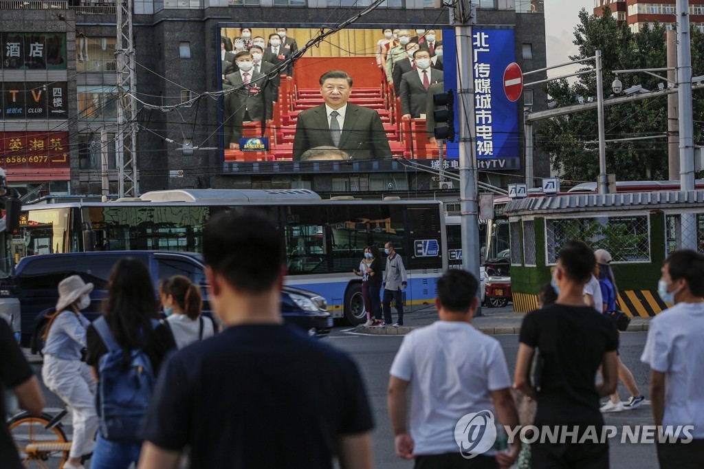 시진핑 정협 폐막식 참석 장면 비추는 대형 옥외 스크린