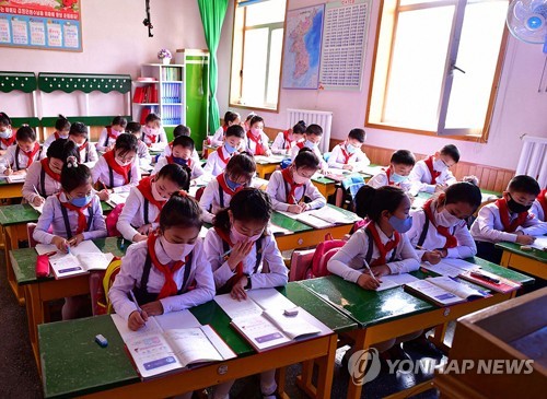 북한의 개학날, 마스크 쓰고 수업듣는 학생들