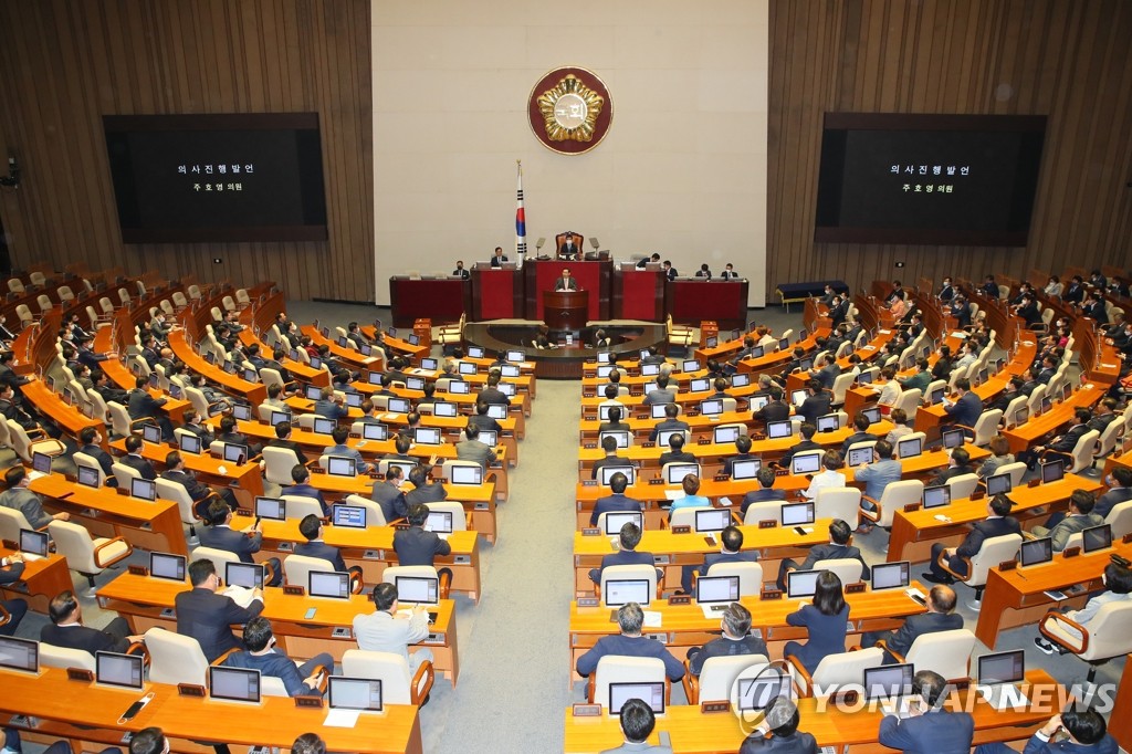 지난 5일 제21대 국회 첫 본회의에 참석한 여야 의원들