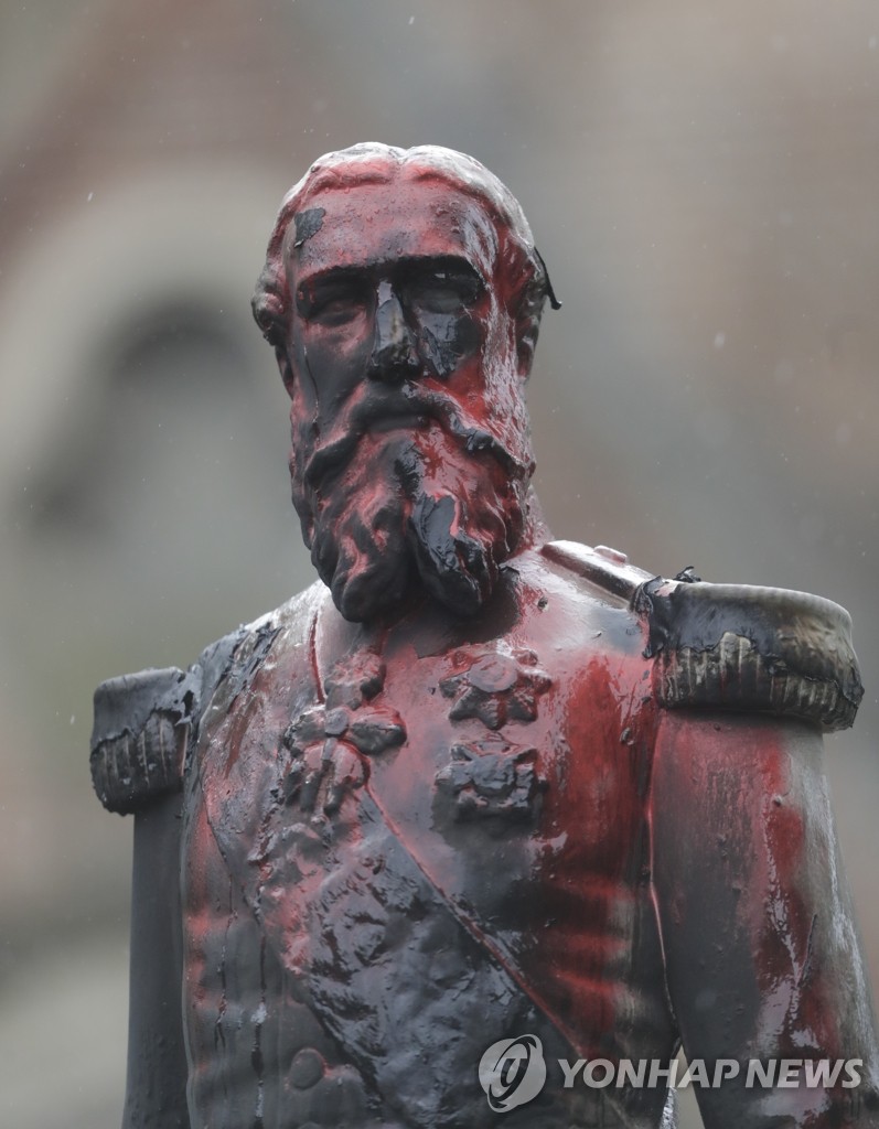 '가혹한 식민통치' 훼손 당한 벨기에 국왕 동상