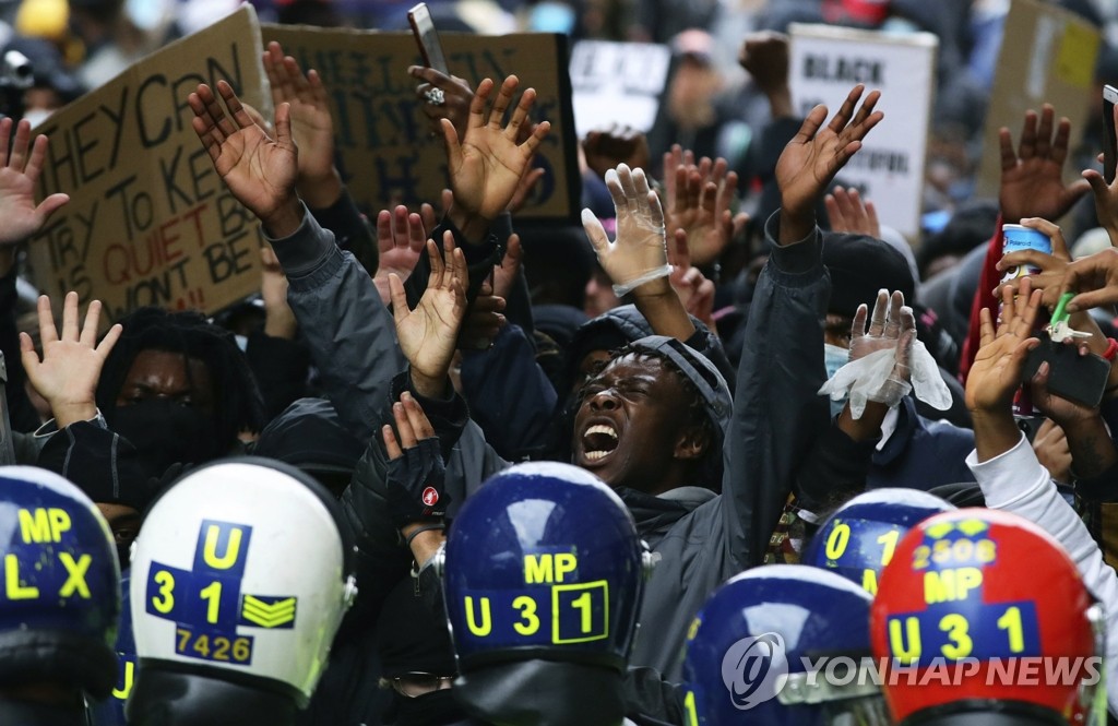 경찰과 충돌하는 영국의 '흑인사망' 항의 시위대