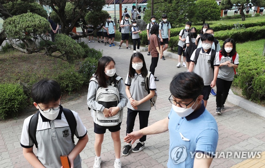Students maintain a distance from one another after arriving at Chuncheon Middle School in Chuncheon, Gangwon Province, on June 8, 2020 amid the coronavirus pandemic.(Yonhap)