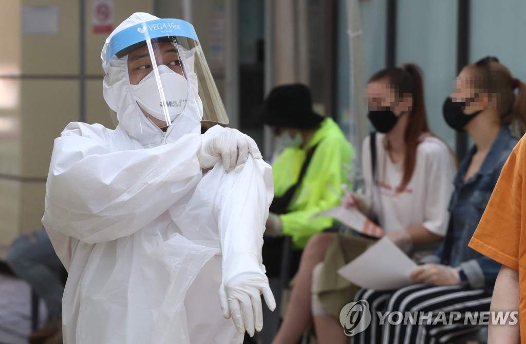 Visitors wait to receive new coronavirus tests at a makeshift clinic in southern Seoul on June 8, 2020. (Yonhap)