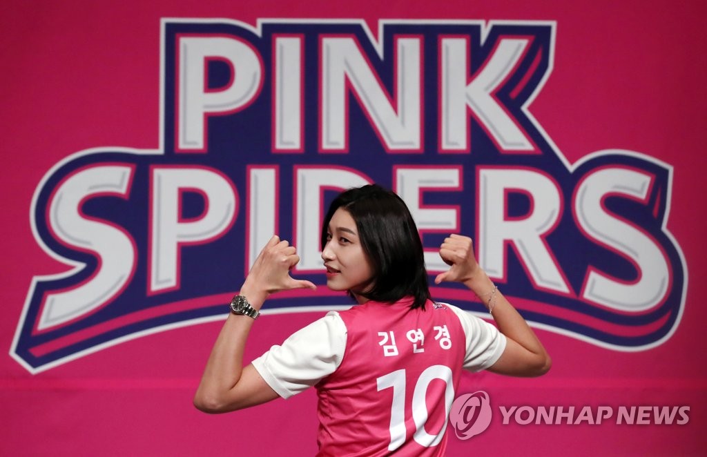 South Korean volleyball player Kim Yeon-koung poses for photos in her Heungkuk Life Pink Spiders uniform during her introductory press conference in Seoul on June 10, 2020. (Yonhap)