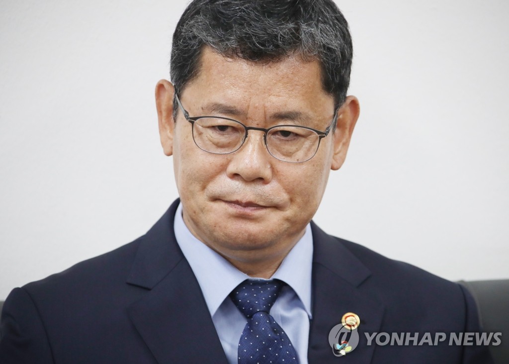 Unification minister offers to resign over worsened inter-Korean relations