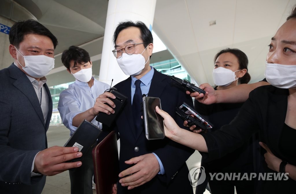 South Korea's top nuclear envoy, Lee Do-hoo, speaks to the press upon his arrival at Incheon International Airport, west of Seoul, on June 20, 2020. (Yonhap)