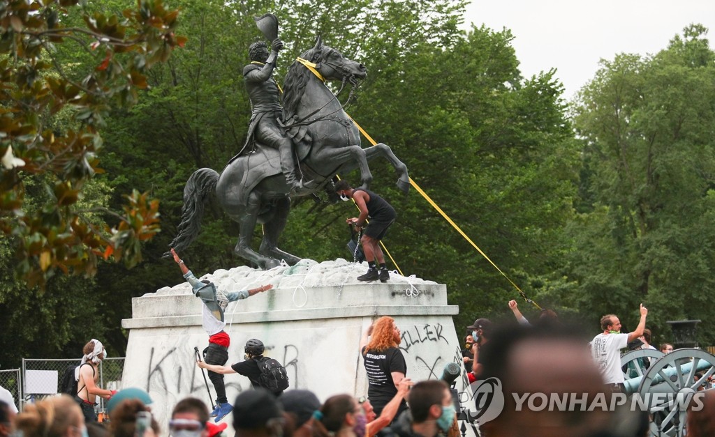 잭슨 동상 넘어뜨리려는 인종차별 반대 시위대