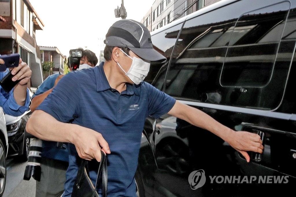 North Korean defector Park Sang-hak, the head of Fighters for a Free North Korea, gets in a car in front of the group's office in Seoul on June 26, 2020, after police completed their search and seizure of the office as part of their probe into the group's anti-Pyongyang leafleting campaign. (Yonhap)