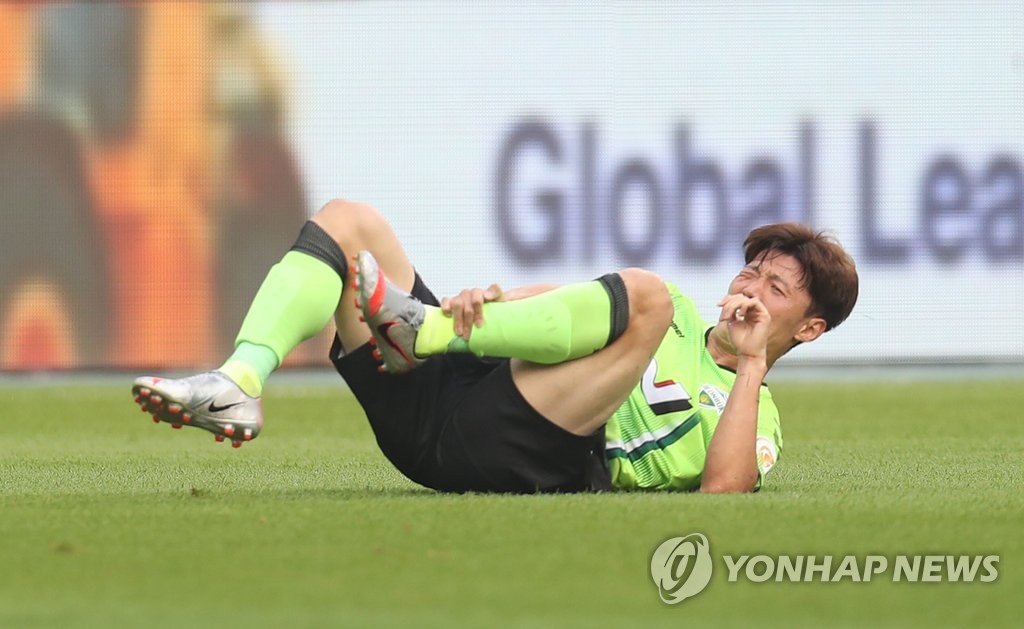 Kim Bo-kyung of Jeonbuk Hyundai Motors writhes in pain after getting tackled by Kim Kee-hee of Ulsan Hyundai FC during the clubs' K League 1 match at Ulsan Munsu Football Stadium in Ulsan, 400 kilometers southeast of Seoul, on June 28, 2020. (Yonhap)