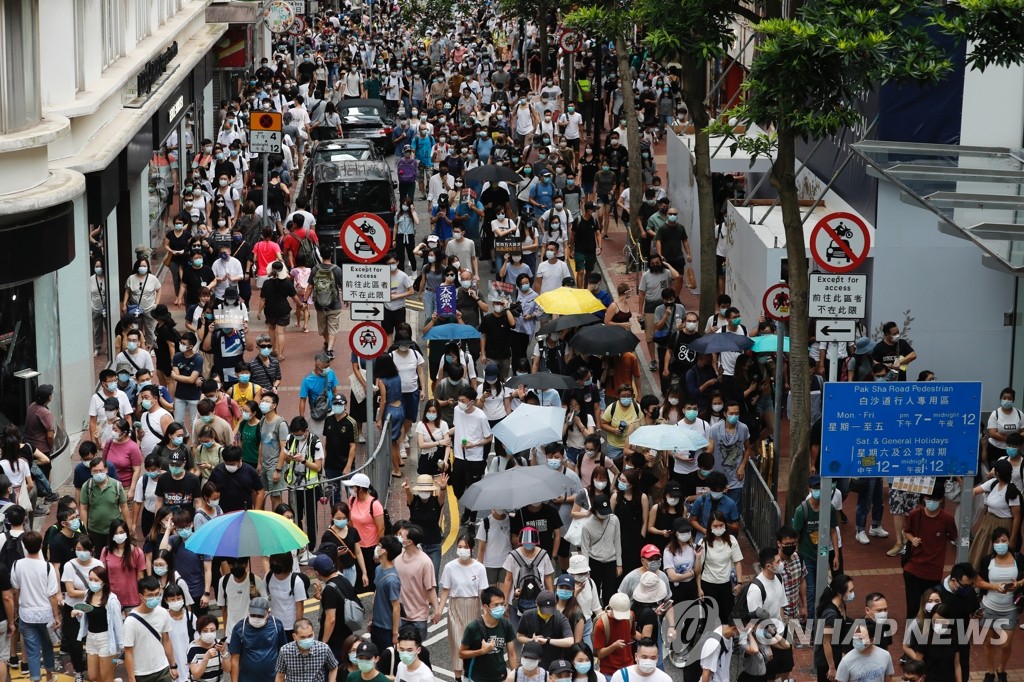 주권 반환 23주년 기념 행진하는 홍콩 시위대
