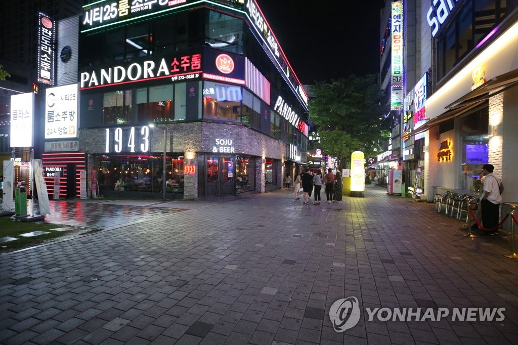 Few people walk on a downtown street of Gwangju, 330 kilometers south of Seoul, on July 3, 2020, after virus cases in the city hit double-digit figures on July 1. (Yonhap)