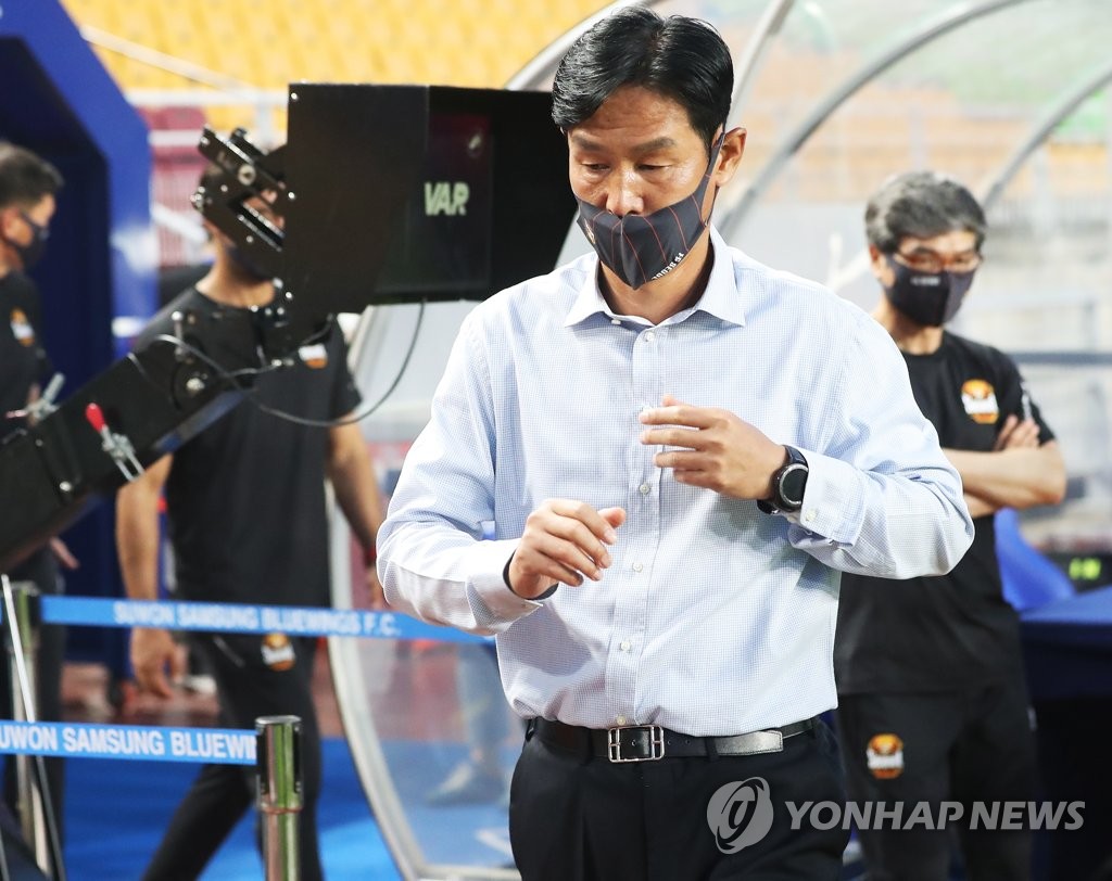 In this file photo from July 4, 2020, FC Seoul head coach Choi Yong-soo heads to the bench before the start of a K League 1 match against Suwon Samsung Bluewings at Suwon World Cup Stadium in Suwon, 45 kilometers south of Seoul. (Yonhap)