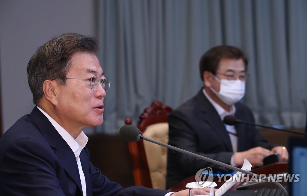 President Moon Jae-in (L) speaks at a weekly meeting with his senior Cheong Wa Dae aides at the presidential compound in Seoul on July 6, 2020. (Yonhap) 
