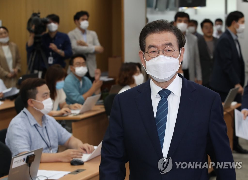 (LEAD) Police searching for Seoul mayor after missing report