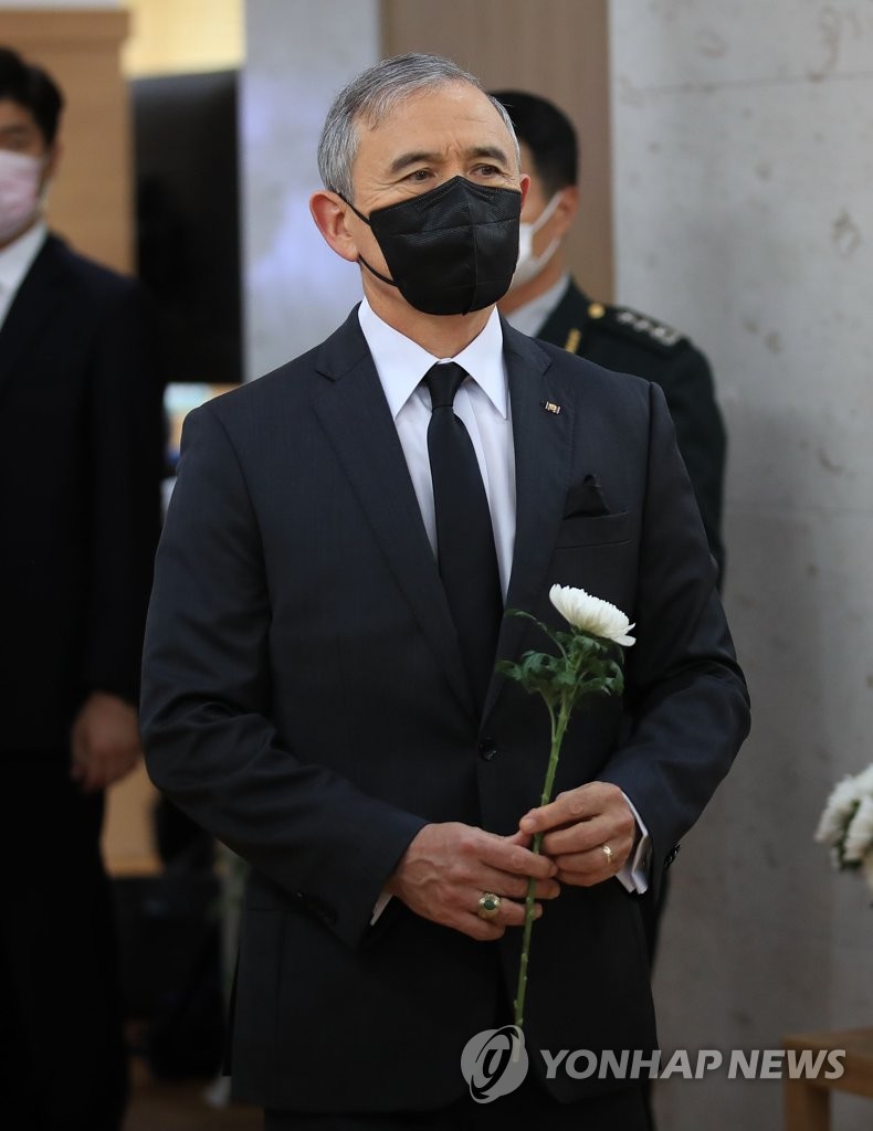 U.S. ambassador offers flower to late Korean War hero Paik ...