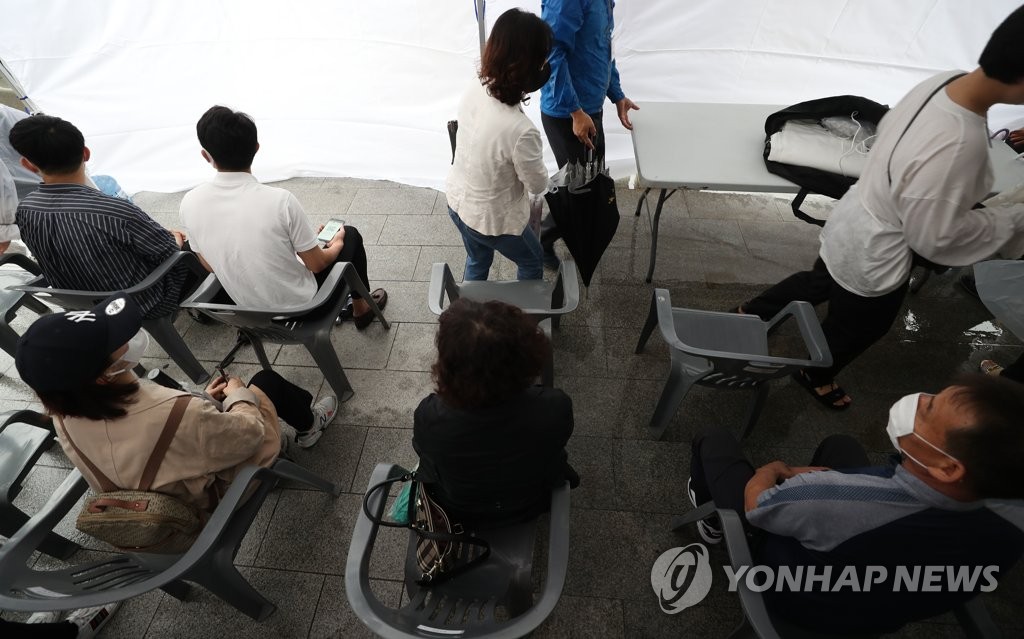 Followers of the minor religious sect Shincheonji who fully recovered from COVID-19 wait at Kyungpook National University Hospital in the southeastern city of Daegu on July 13, 2020, to donate their blood plasma for the development of new coronavirus treatments and vaccines. (Yonhap) 