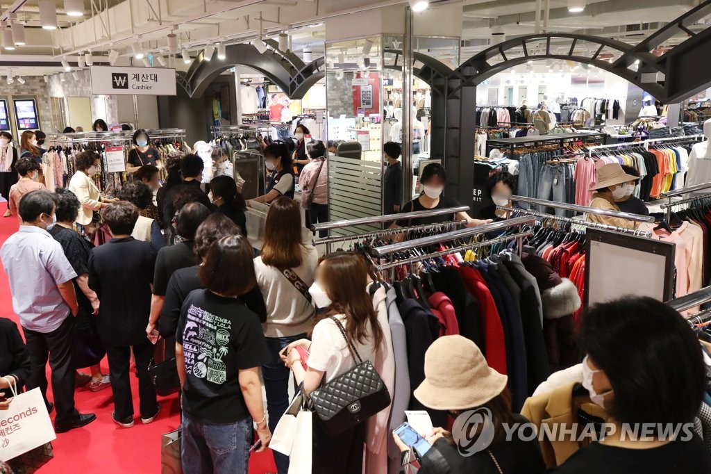The photo, taken July 14, 2020, shows a long line of consumers waiting to pay for their purchases at a department store in Seoul, partly reflecting a recovery in local demand following the outbreak of the new coronavirus. (Yonhap)