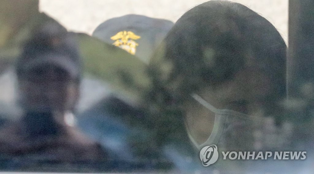Koh Yu-jeong boards a prison bus in Jeju on July 15, 2020, after being sentenced to life imprisonment by the Gwangju High Court's Jeju branch for murder of her ex-husband. (Yonhap)
