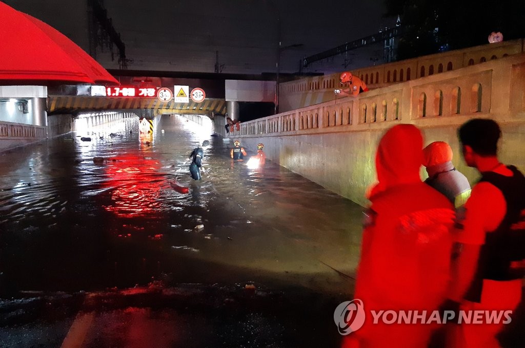 La fotografía, proporcionada por la Oficina Central Metropolitana de Incendios y Desastres de Busan, muestra unas operaciones de rescate dentro de un paso subterráneo realizadas, el 23 de julio de 2020, en la ciudad portuaria sureña. (Prohibida su reventa y archivo)