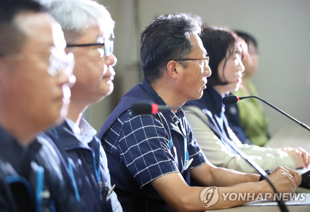 Kim Myung-hwan (3rd from L), chairman of the Korean Confederation of Trade Unions, speaks during at a press conference at the union's headquarters in central Seoul on July 24, 2020. Kim offered to step down in response to the failure of a key labor agreement drawn up by the government and business and labor circles to deal with the economic fallout from the new coronavirus. (Yonhap)