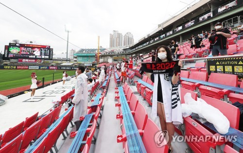 LEAD Look who s back Fans return to KBO games during pandemic